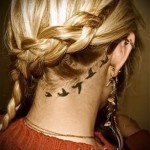 лястовична татуировка зад ухото - пример за снимка 9