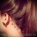 лястовична татуировка зад ухото - пример за снимка 10