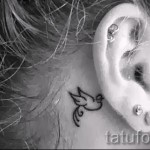 лястовична татуировка зад ухото - пример за снимка 12