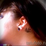 лястовична татуировка зад ухото - пример за снимка 13