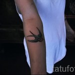 татуировка на лястовица на ръка - снимка пример 1