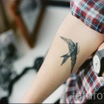 татуировка на лястовица на ръка - пример за снимка 2