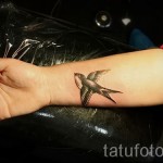 татуировка на лястовица на ръка - пример за снимка 6