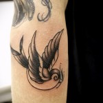 татуировка на лястовица на ръка - пример за снимка 8