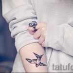 татуировка на лястовица на ръка - пример за снимка 11