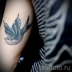 татуировка на лястовица на ръка - снимка пример 13