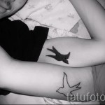 татуировка на лястовица на ръка - снимка пример 17
