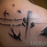 татуировка на лястовица на гърба - пример за снимка 4