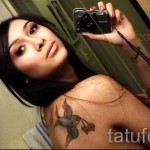 татуировка на лястовица на гърба - пример за снимка 5