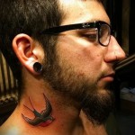 татуировка на лястовица на врата - снимка пример 1