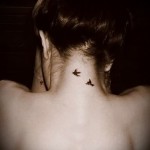 татуировка на лястовица на врата - снимка пример 3