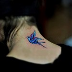 татуировка на лястовица на врата - снимка пример 8