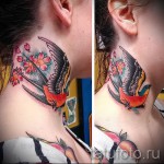 татуировка на лястовица на врата - пример за снимка 9