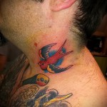 татуировка на лястовица на врата - снимка пример 11