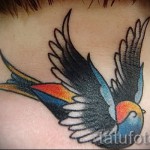 татуировка на лястовица на врата - снимка пример 12