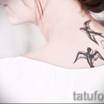татуировка на лястовица на врата - снимка пример 13