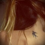 татуировка на лястовица на врата - пример за снимка 14