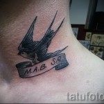 татуировка на лястовица на врата - снимка пример 15