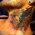 татуировка на лястовица на врата - снимка пример 16