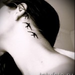 татуировка на лястовица на врата - снимка пример 18