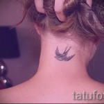 татуировка на лястовица на врата - снимка пример 22