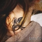 татуировка на лястовица на врата - пример за снимка 23