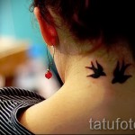 татуировка на лястовица на врата - снимка пример 27