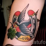 татуировка на лястовица с детелина - пример за снимка 1