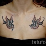 татуировка на лястовица на гърдите - пример за снимка 3