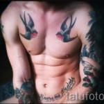 татуировка на лястовица на гърдите - пример за снимка 4