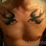 татуировка на лястовица на гърдите - пример за снимка 7