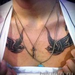 татуировка на лястовица на гърдите - пример за снимка 8