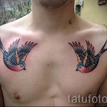 татуировка на лястовица на гърдите - снимка пример 10