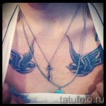 татуировка на лястовица на гърдите - снимка пример 12