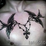 татуировка на лястовица на гърдите - пример за снимка 15
