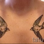 татуировка на лястовица на гърдите - пример за снимка 17