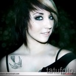 татуировка на лястовица на гърдите - снимка пример 18