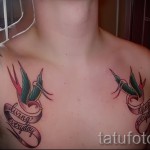 татуировка на лястовица на гърдите - пример за снимка 20