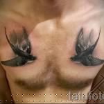 татуировка на лястовица на гърдите - пример за снимка 25