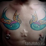 татуировка на лястовица на гърдите - снимка пример 28