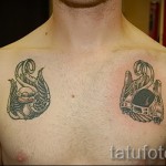 татуировка на лястовица на гърдите - снимка пример 30