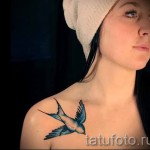 татуировка на лястовица на гърдите - снимка пример 32