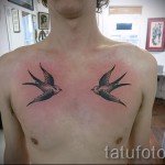 татуировка на лястовица на гърдите - пример за снимка 35