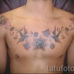 татуировка на лястовица на гърдите - пример за снимка 36