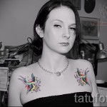 татуировка на лястовица на гърдите - пример за снимка 38