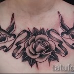 татуировка на лястовица на гърдите - пример за снимка 40