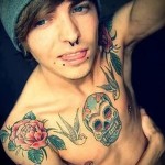 татуировка на лястовица на гърдите - пример за снимка 41