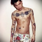 татуировка на лястовица на гърдите - снимка пример 42