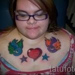 татуировка на лястовица на гърдите - пример за снимка 44