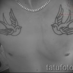 татуировка на лястовица на гърдите - пример за снимка 54